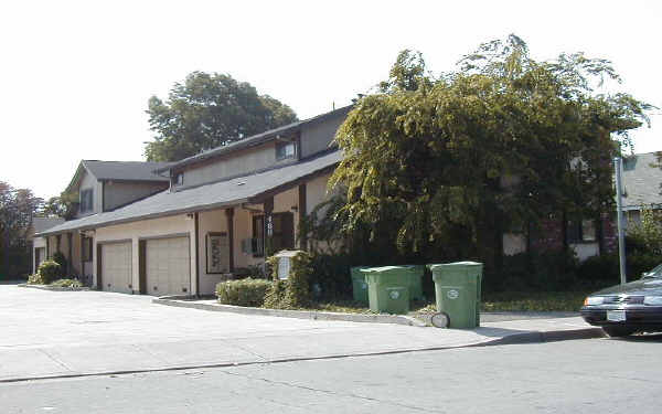 460 Harris Rd in Hayward, CA - Foto de edificio - Building Photo