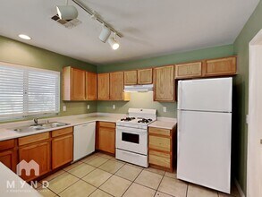 695 Emerald City Ave in Las Vegas, NV - Building Photo - Building Photo