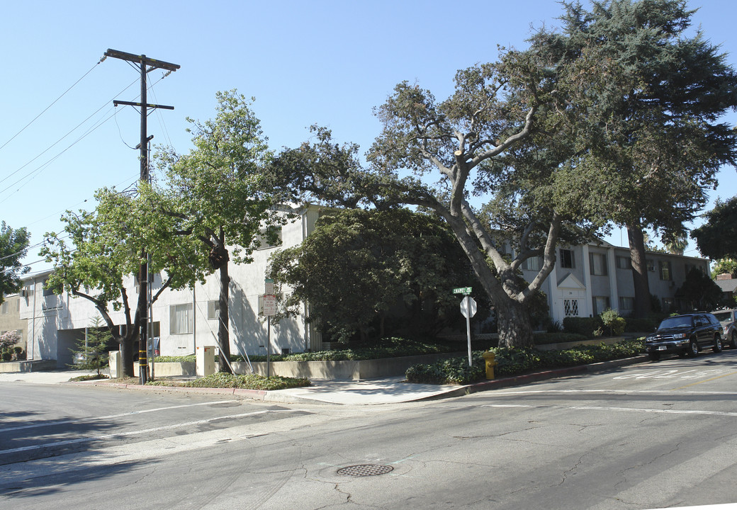 220 E Alhambra Rd in Alhambra, CA - Building Photo