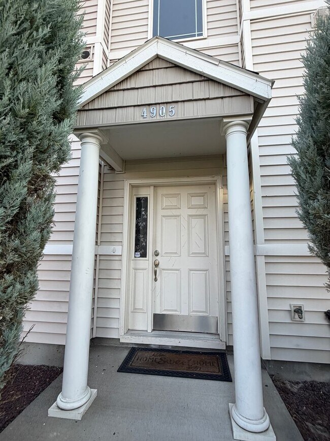 4905 Montague Ln in Pasco, WA - Foto de edificio - Building Photo
