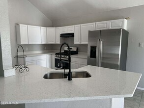 11364 Crater Lake Ave in El Paso, TX - Building Photo - Building Photo