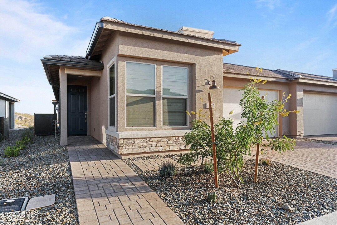 4042 Desert Moon Dr in Wickenburg, AZ - Foto de edificio