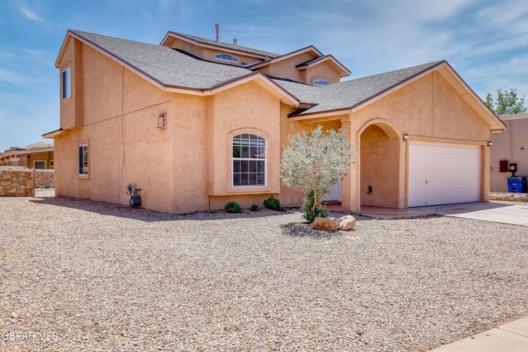3104 Tierra Paola Ln in El Paso, TX - Building Photo