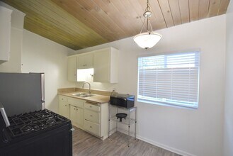 121 W Arrellaga St in Santa Barbara, CA - Building Photo - Building Photo