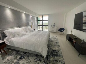 1111 Crandon Blvd, Unit A1105 in Key Biscayne, FL - Foto de edificio - Building Photo