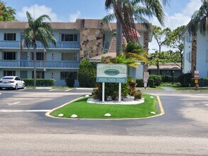 2200 Springdale Blvd in Palm Springs, FL - Foto de edificio - Building Photo