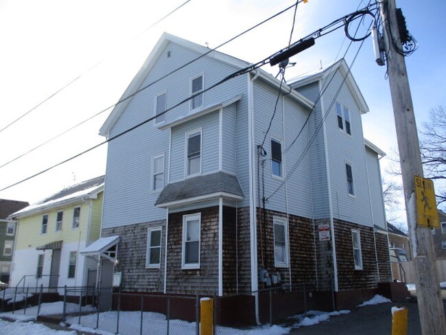 70-76 Watson St in Central Falls, RI - Foto de edificio - Building Photo