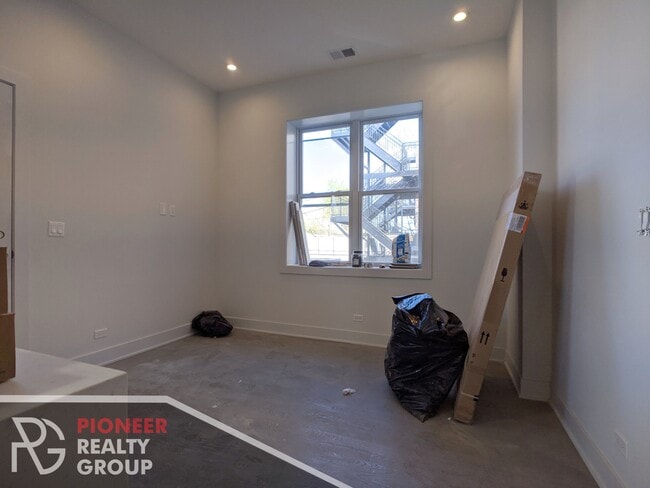 2121 W Belmont Ave, Unit 2R in Chicago, IL - Foto de edificio - Building Photo