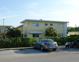 1951 NE 167th St in North Miami Beach, FL - Foto de edificio - Building Photo