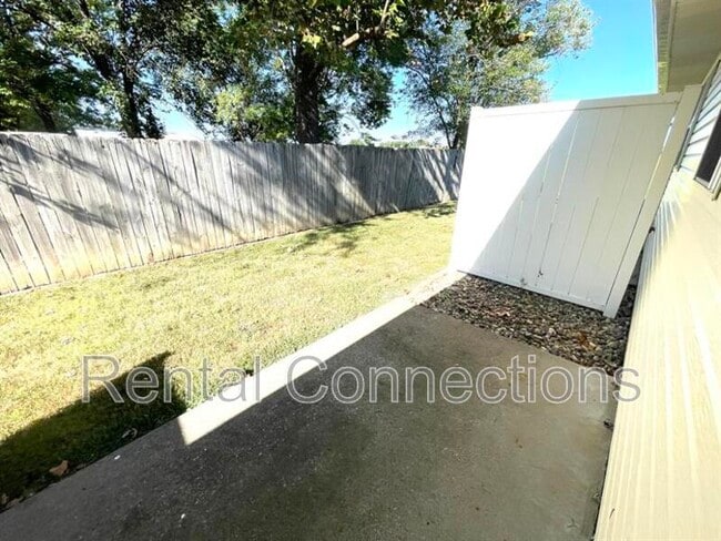 605 1/2 Old Creal Springs Rd in Marion, IL - Building Photo - Building Photo
