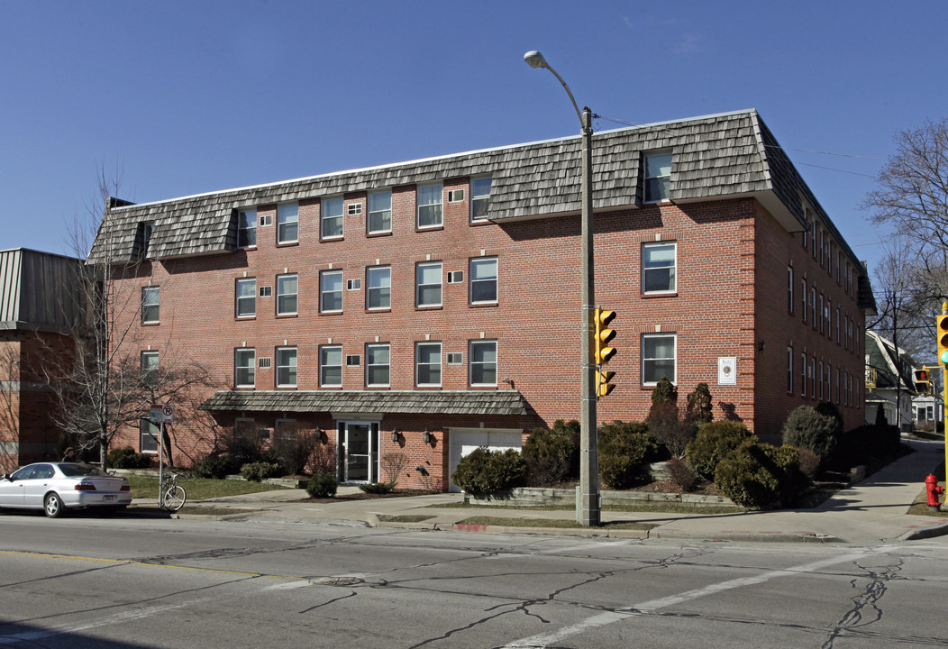 Oakland Manor in Milwaukee, WI - Building Photo