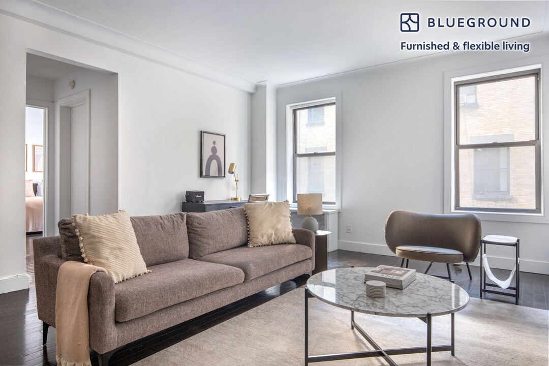 15 W 55th St in New York, NY - Building Photo