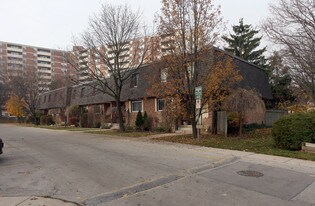 688 Dynes Rd in Burlington, ON - Building Photo