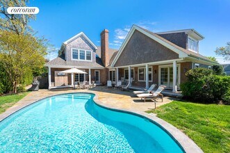 32 W Neck Cir in Southampton, NY - Building Photo - Building Photo