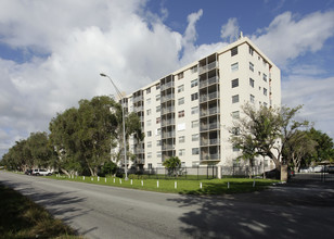 Harbor Pointe in Miami, FL - Building Photo - Building Photo