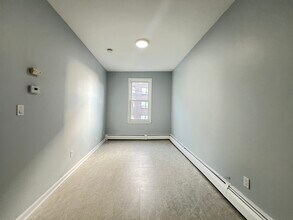 235 Avenue E, Unit 3F in Bayonne, NJ - Building Photo - Building Photo