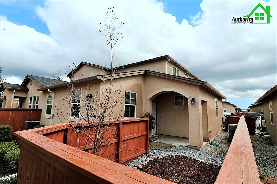 556 Mission De Oro Dr in Redding, CA - Building Photo