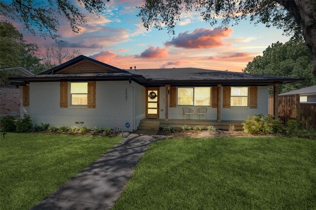 2537 Fenestra Dr, Unit 128 in Dallas, TX - Foto de edificio - Building Photo