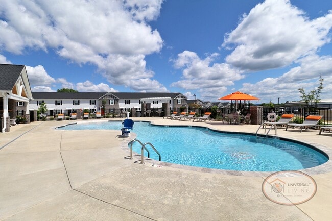 Universal at Strawberry Plains in Knoxville, TN - Foto de edificio - Building Photo