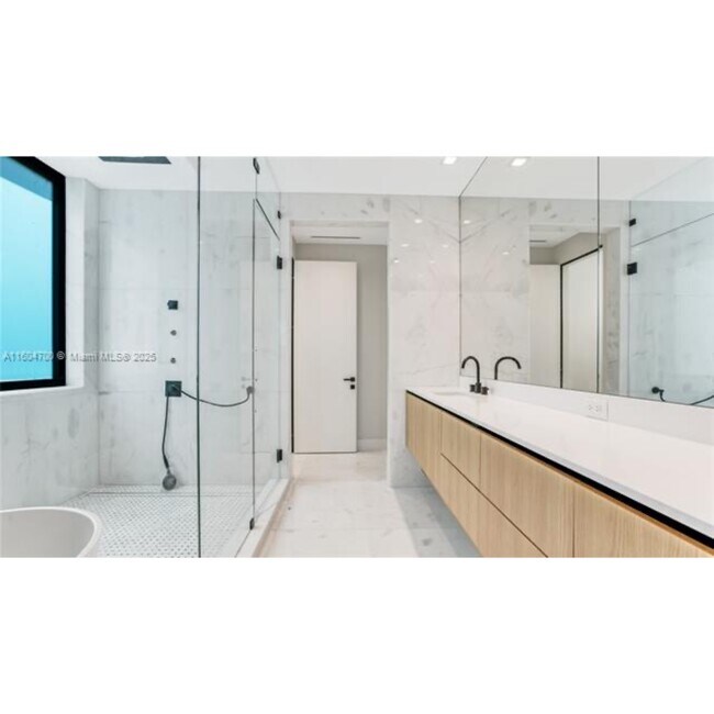 345 W 46th St in Miami Beach, FL - Building Photo - Building Photo