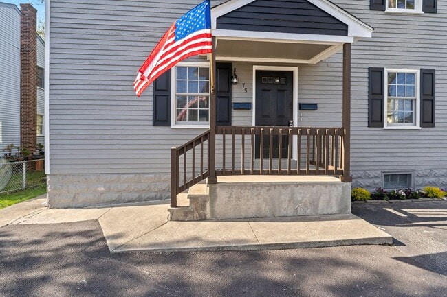 75 Charles St in Bristol, RI - Building Photo - Building Photo