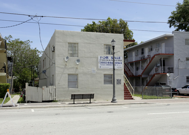 3475 Grand Ave in Miami, FL - Foto de edificio - Building Photo