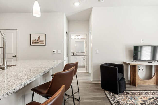 5820 1/2 Cameron Rd in Austin, TX - Foto de edificio - Building Photo