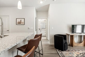 5820 1/2 Cameron Rd, Unit FL1-ID1303397P in Austin, TX - Foto de edificio - Building Photo