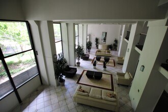 1731 Beacon St, Unit 304 in Brookline, MA - Foto de edificio - Building Photo