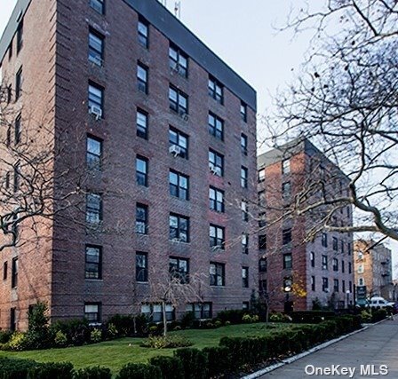 707 Beach 9th St, Unit 6J in Queens, NY - Building Photo