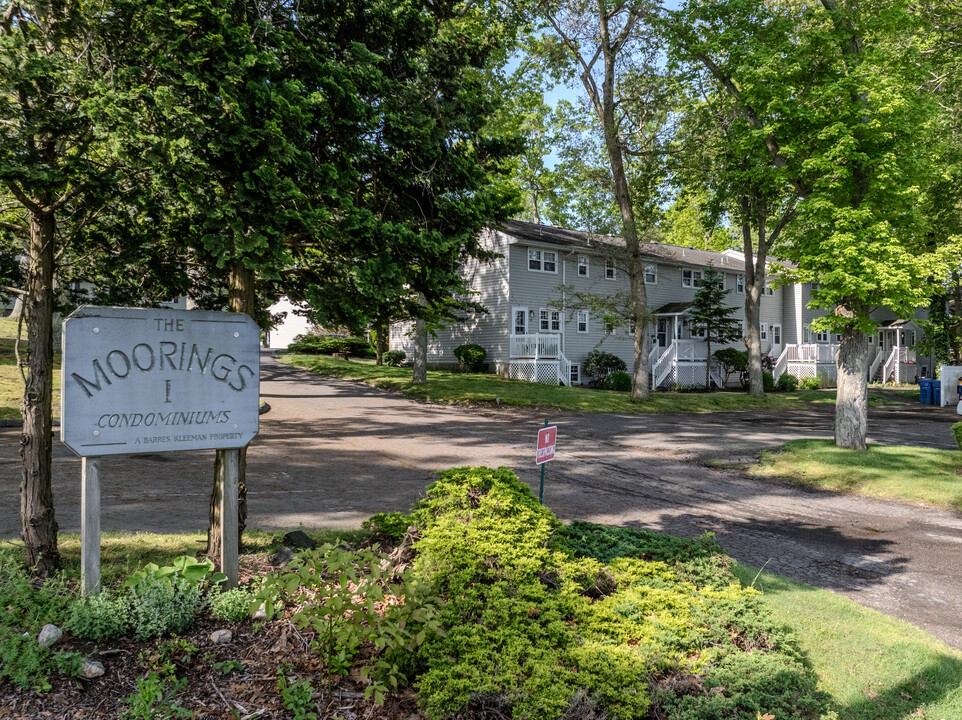 280 E Main St in Clinton, CT - Building Photo