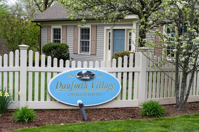 Danforth Village Condos in Billerica, MA - Foto de edificio - Building Photo