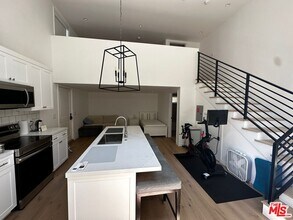 12206 Falkirk Ln in Los Angeles, CA - Building Photo - Building Photo