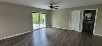 218 N River Rd in West Bend, WI - Foto de edificio - Building Photo