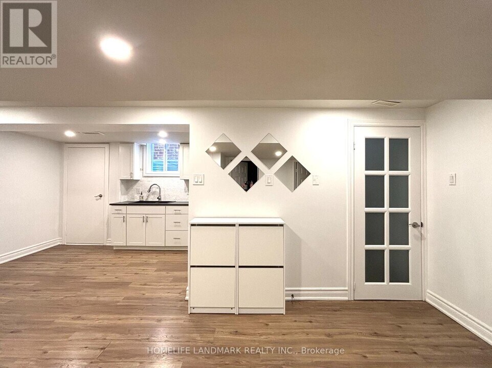 9 Marisa Ct in Vaughan, ON - Building Photo