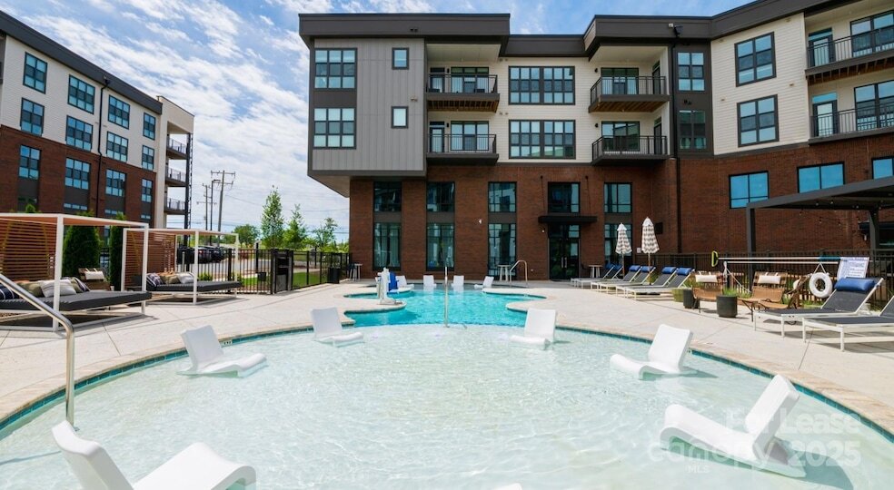 704 W Tremont Ave, Unit A1 in Charlotte, NC - Building Photo