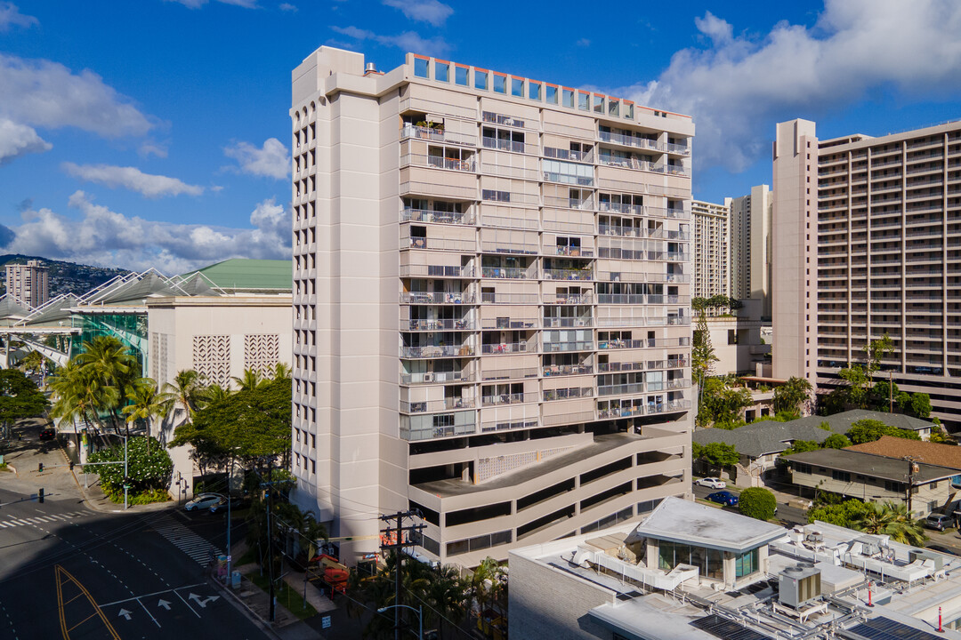 Atkinson Plaza in Honolulu, HI - Building Photo