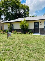 8131 SW 6th St in North Lauderdale, FL - Building Photo