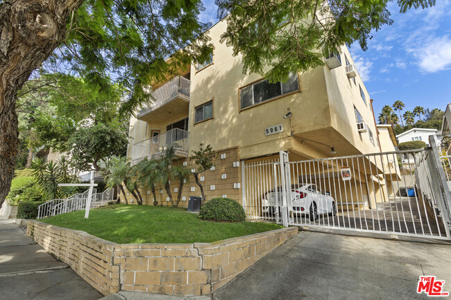 5961 Chula Vista Way in Los Angeles, CA - Building Photo - Building Photo