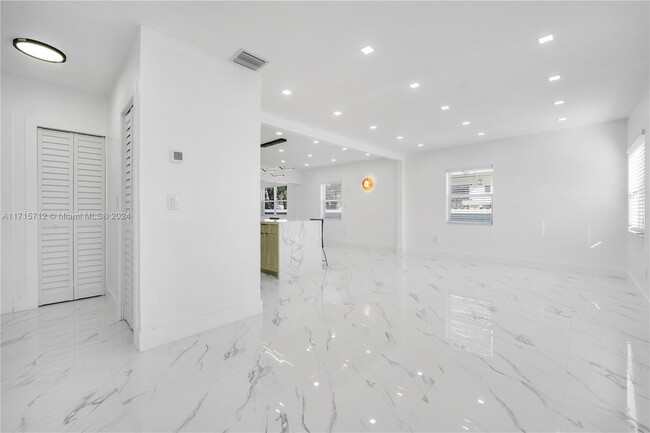 720 SW 60th Ave in Miami, FL - Building Photo - Building Photo