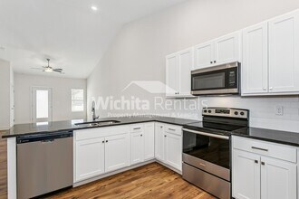 1861-1861 S Hickory Creek Ct in Wichita, KS - Building Photo - Building Photo