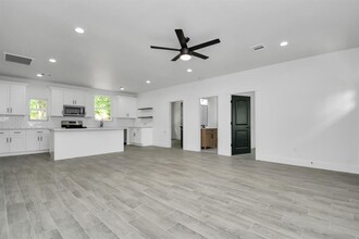701 E Canino Rd in Houston, TX - Building Photo - Building Photo