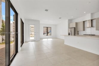 8037 NW 42nd St in Doral, FL - Building Photo - Building Photo