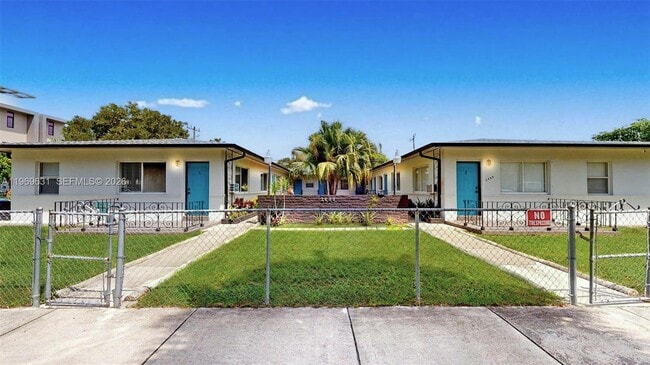 2499 SW 27th St in Miami, FL - Foto de edificio - Building Photo