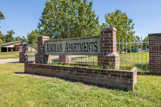 Aikman Estates in Pine Bluff, AR - Foto de edificio - Building Photo