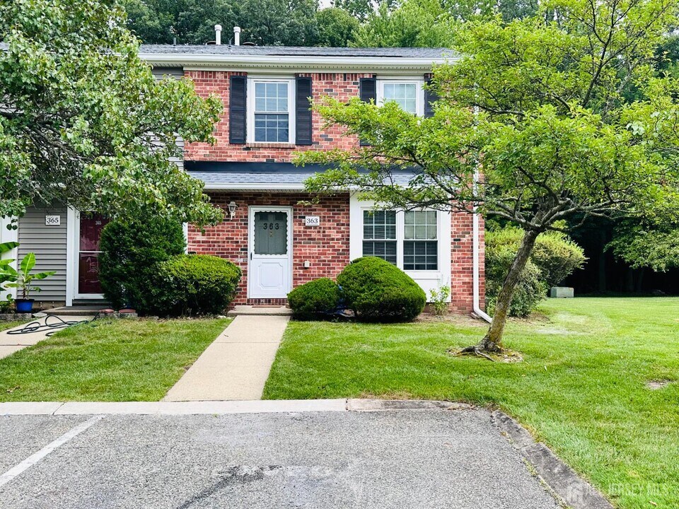 363 Constitution Cir in North Brunswick, NJ - Building Photo