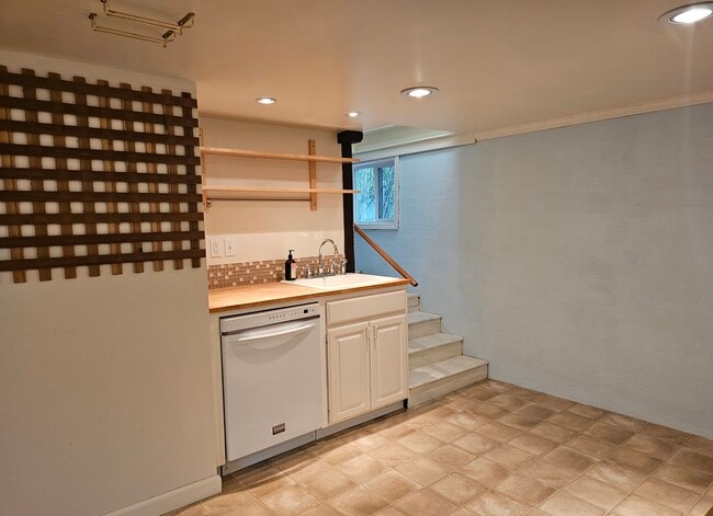 309 NE Graham St, Unit B