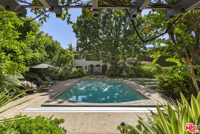 property at 710 N Maple Dr
