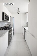 322 W 57th St in New York, NY - Building Photo - Building Photo