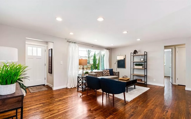 1333 N 192nd St in Shoreline, WA - Foto de edificio - Building Photo